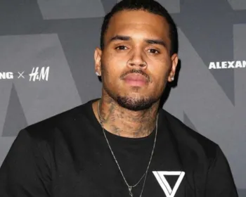 Chris Brown é preso devido a um mandado pendente após show na Flórida