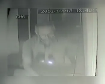 VÍDEO: Homem invade escritório de advocacia e furta celular no Centro de Maceió