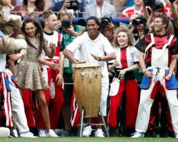 Ronaldinho Gaúcho participa de festa de encerramento da Copa do Mundo