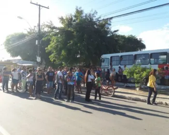 Moradores impedem saída de ônibus nos terminais do Village e Graciliano 