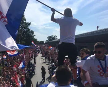 Croatas são recebidos como heróis e fazem festa com multidão em Zagreb