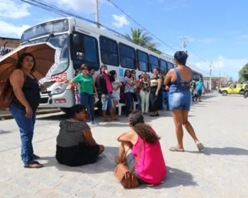 Moradores continuam impedindo saída de ônibus do terminal do Graciliano Ramos