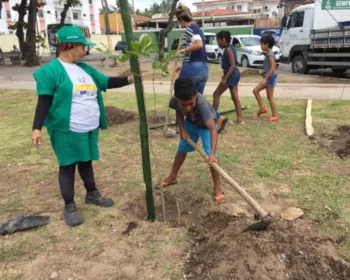 Crianças da Vila Emater plantam árvores em Cruz das Almas