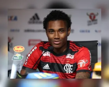 Vitinho é apresentado pelo Flamengo e celebra realização de 'sonho de moleque'