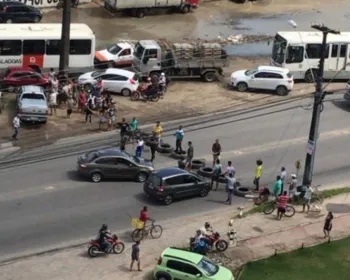 Protesto provoca congestionamento na Avenida Menino Marcelo, em Maceió