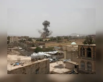 Ataque aéreo acerta ônibus com crianças no Iêmen