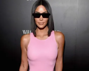 Kim usa vestido neon 'a vácuo' e bolsa de batatas fritas de R$ 24 mil
