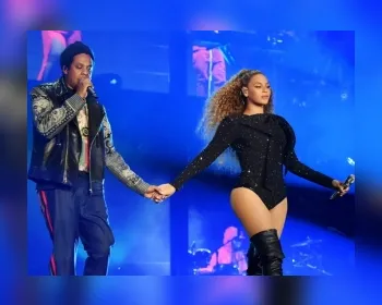 Jay-Z arranca celular da mão de homem que filmava Beyoncé em festa 