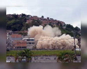 Prefeitura do Rio implode antigo prédio do Ministério da Fazenda