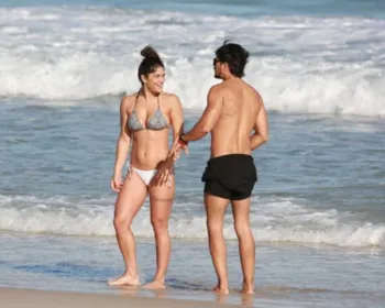 Em clima quente, Priscila Fantin curte praia com namorado