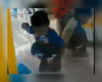 Menino de 2 anos fica preso dentro de máquina de brinquedos em Maceió