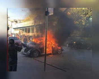 Fusca fica totalmente destruído após incêndio no Centro de Arapiraca