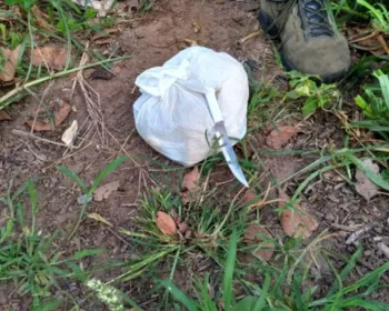 VÍDEO: Suspeito leva polícia aos materiais usados no duplo homicídio em Penedo 