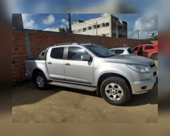 Polícia Civil recupera caminhonete roubada por dois homens em Caruaru