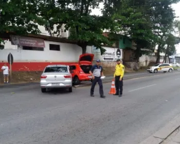 Colisão entre veículos deixa trânsito lento na Avenida Menino Marcelo