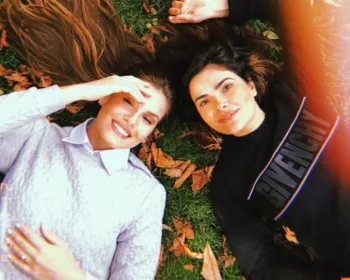 Camila Queiroz e Vanessa Giacomo posam juntas em Paris: "Cumadi"