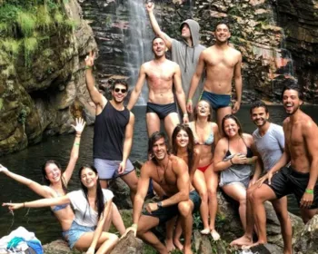 Após fim da novela, time de famosos curte cachoeira em Goiás