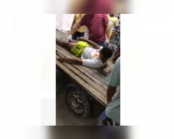 VÍDEOS: Homem é levado em carroça para hospital por falta de ambulância