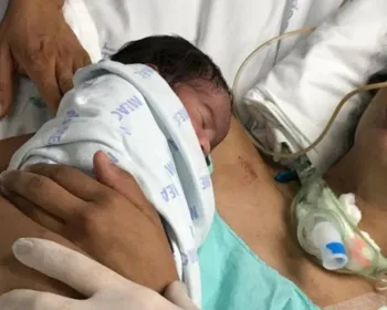 Mãe sai do coma após sentir bebê sobre o corpo pela primeira vez