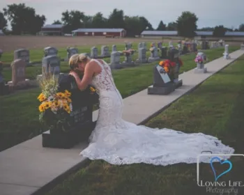 Vestida de noiva, jovem vai a túmulo de bombeiro no dia em que iriam se casar