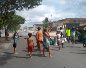 Comunidade interdita trecho da BR-104 em Maceió em protesto contra falta d'água 