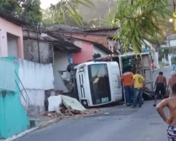 Motorista perde controle da direção e caminhão atinge casa no centro de Pilar