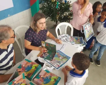 Crianças e adolescentes de comunidade carentes recebem livros autografados