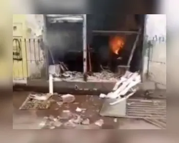 Estabelecimentos comerciais ficam completamente destruídos após incêndio no Poço