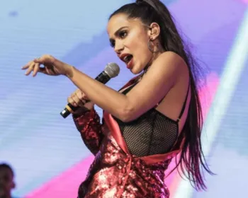 Fã invade palco em apresentação de Anitta e agarra cantora