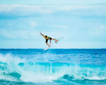 Gabriel Medina é bicampeão mundial de surfe no Havaí