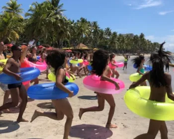 Boias coloridas lançadas ao mar celebram a chegada do verão em Maceió