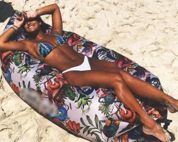 Giulia Costa mostra o corpo bronzeado em praia no Rio: "Verãozão