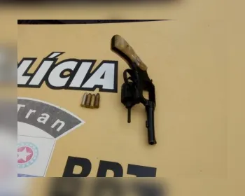Adolescente suspeito de roubo é apreendido com arma de fogo no Prado
