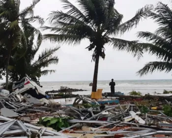Após tsunami, Indonésia tem hospitais e necrotérios lotados