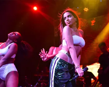 Com look ousado, Anitta faz show em São Paulo
