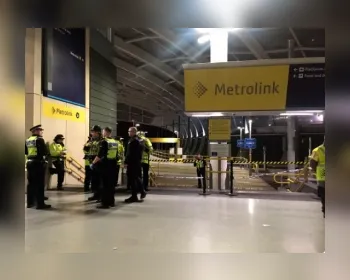 Homem armado com faca deixa feridos em estação de trem em Manchester
