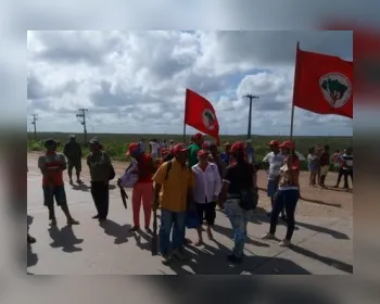 Manifestantes do Movimento dos Trabalhadores Rurais Sem Terra fecham BR-101