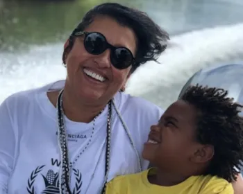 Regina Casé posa com o filho em passeio de barco: "Agarradinho feito carrapato"