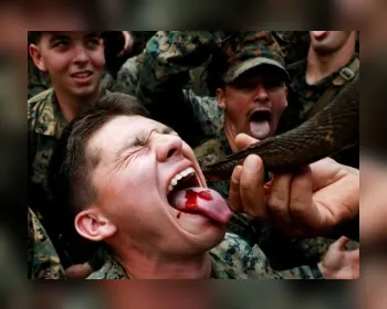 Refeição militar na Tailândia tem sangue de cobra e arroz em camisinha