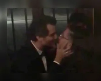 Após beijar Jean Wyllys, Wagner Moura discursa contra Bolsonaro e é detonado