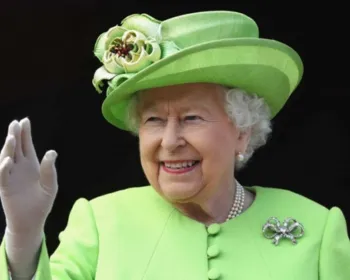 Rainha Elizabeth II tem texto secreto em sua aliança 