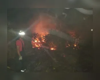 Incêndio consome vegetação ao lado de residência na Barra de São Miguel