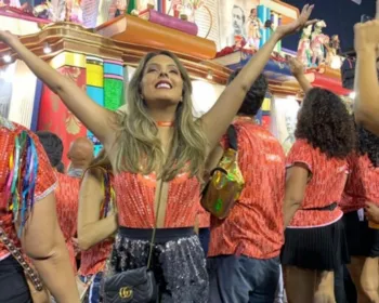 Ladeada por famosos, blogueira de Alagoas curte desfile das campeãs no RJ