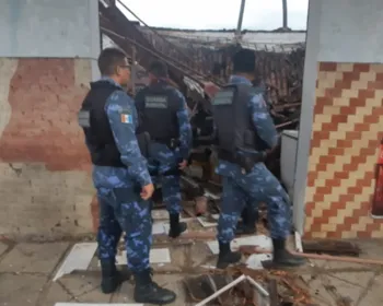 Vídeo: teto de padaria desaba e deixa três feridos em São José da Laje