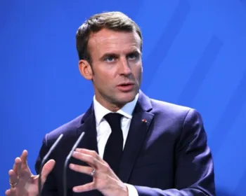 Em meio a protestos, presidente da França renuncia a pensão vitalícia