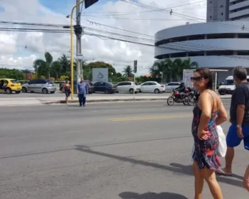 Sem sinalização, pedestres se arriscam para atravessar Avenida Menino Marcelo