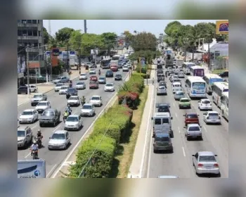 Colisão entre carro e moto na faixa azul atrapalha trânsito no bairro do Farol