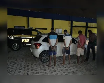 PRF prende quatro homens após cometerem assalto em Maceió