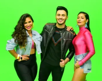 Wallas Arrais grava clipe da música 'Troquinho' com a dupla Simone e Simaria 