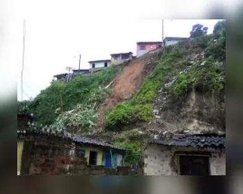 Famílias que viviam em áreas de risco de Maceió são retiradas 